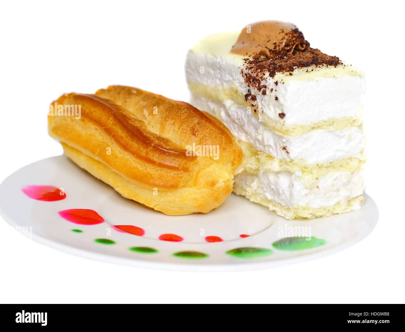 Biskuitkuchen und Eclair Kuchen auf Teller mit Obst Saft Flecken. Isoliert Stockfoto