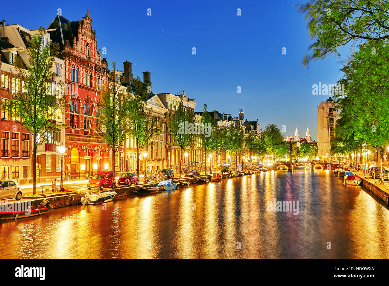 Berühmte Amstel Fluss und Nacht Blick der schönen Stadt Amsterdam. Niederlande Stockfotografie