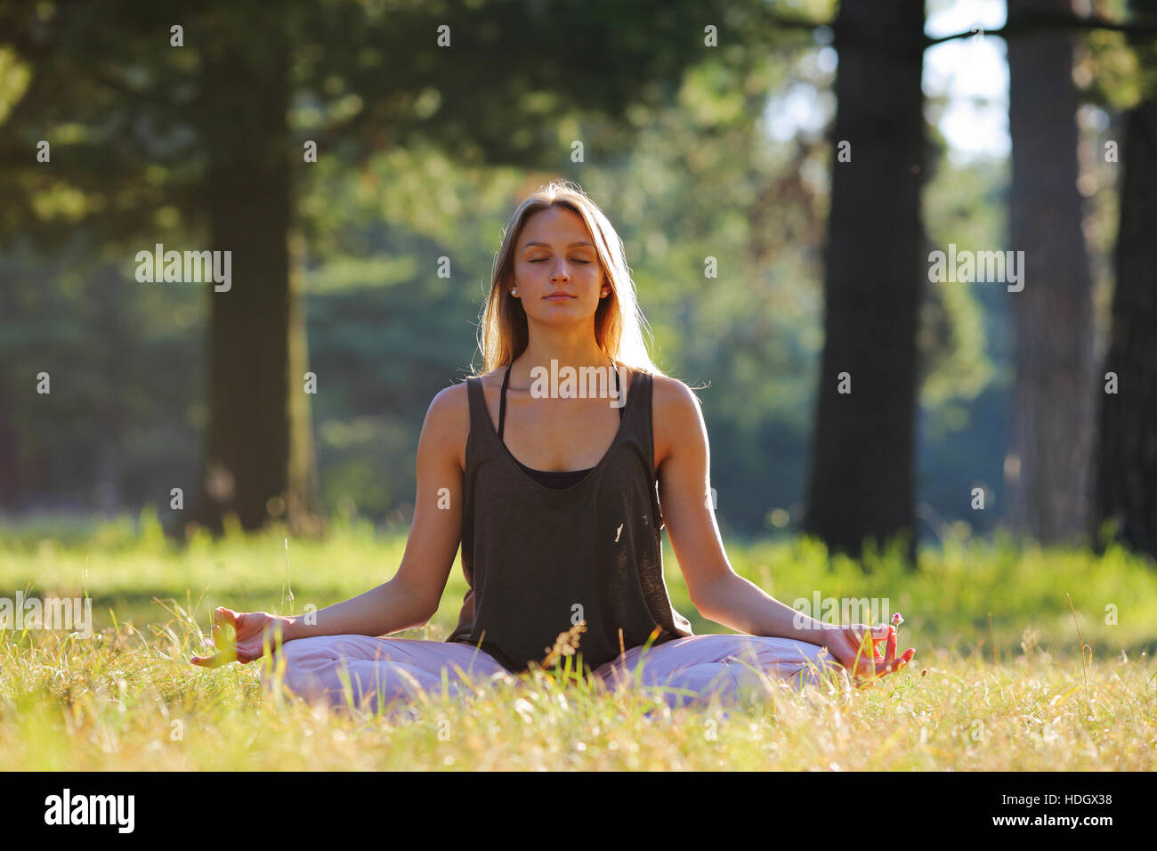 Yoga-Frau in der Meditation pose, gesunden Lebensstil Stockfoto