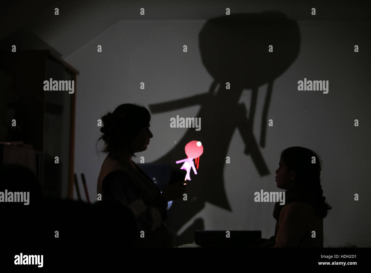 Psychologe Lina Zaarour (links) läuft eine Marionette-Werkstatt in eine Kunst-Therapie-Klasse für syrische Flüchtlingskinder in einem Caritas-Zentrum im Großraum Bekaa-Ebene des Libanon. Die Klassen sind Teil der psychologischen Betreuung der Kinder zu helfen, das Trauma des Krieges mit Kunst, Kunsthandwerk und Spiele zu überwinden. Stockfoto