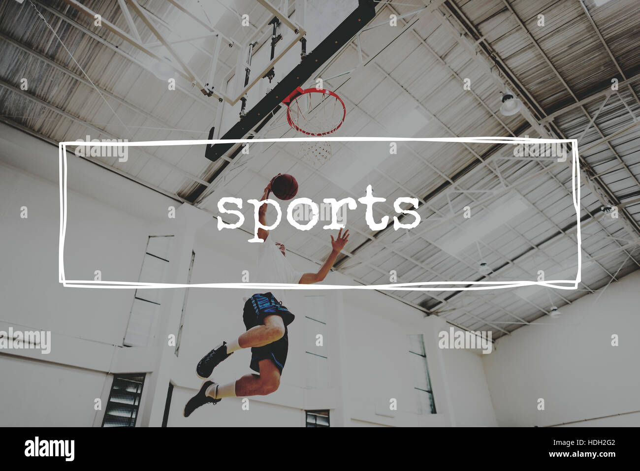 Basketball-Sprungwurf erreichen Hoop Shoot-Sport-Konzept Stockfoto