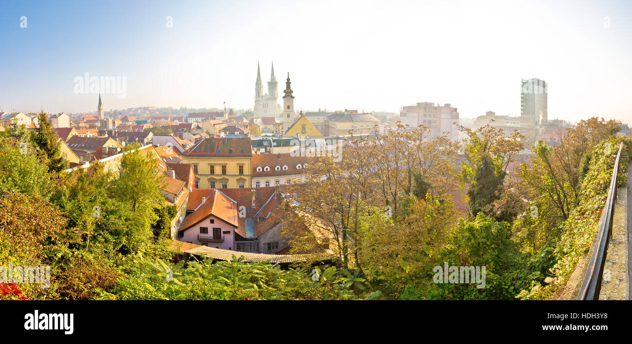 Alten Zagreb Panorama im Morgennebel, Hauptstadt von Kroatien Stockfoto