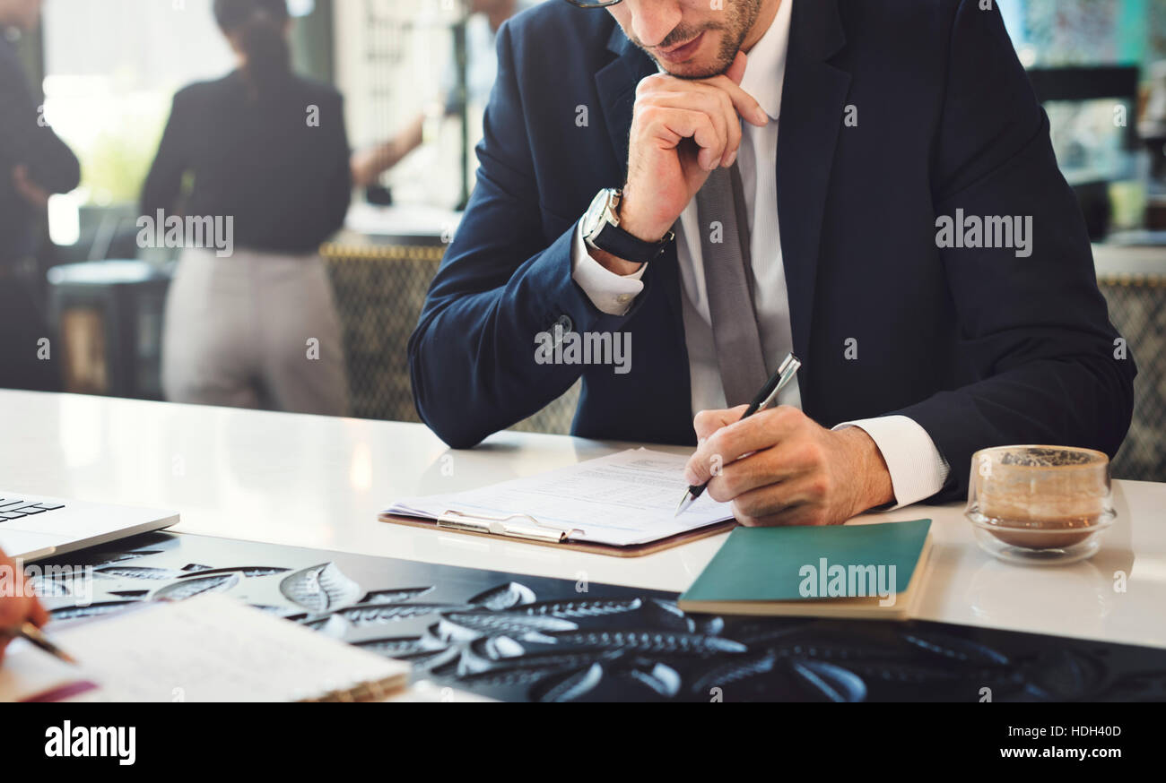 Ernsthaften Geschäftsmann ausfüllen Formular Konzept Stockfoto