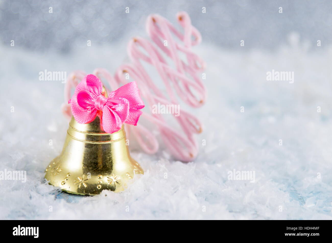 Weihnachtsdekoration-goldenes Spielzeug-Glocke mit festlichen Hintergrund Stockfoto