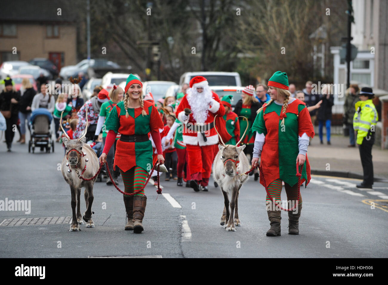 Ein traditionelles Christmas Parade durch die Innenstadt, einschließlich Santa und echte Rentiere ist Stockfoto