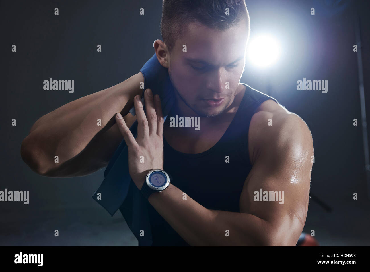 Verschwitzten Mann während des Trainings in der Turnhalle Stockfoto