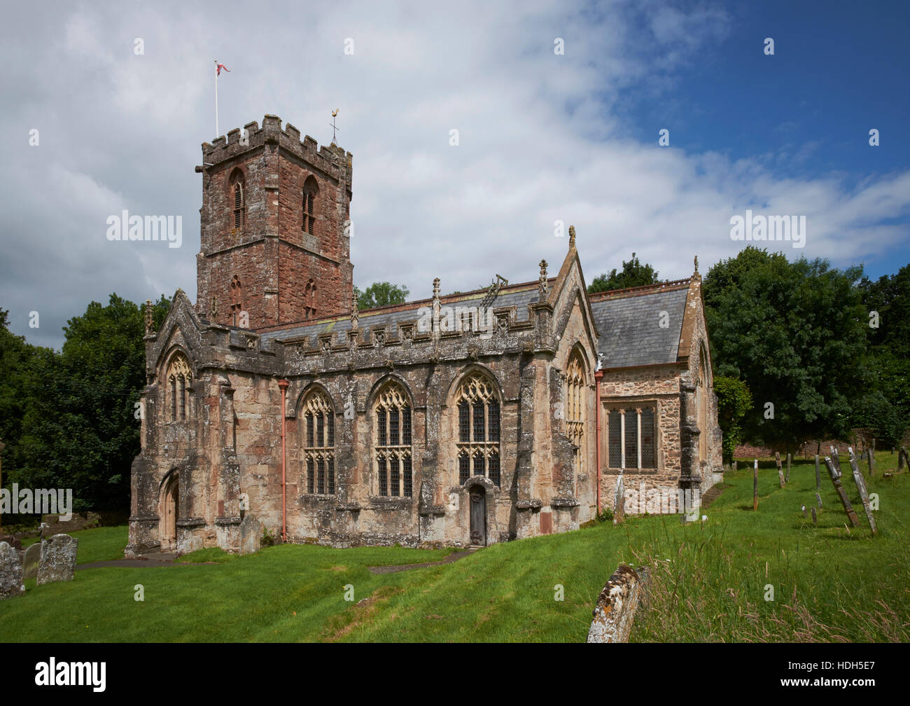 Die Kirche des Heiligen Geistes, Crowcombe, Somerset.  Spätgotisch, Blick vom Süden, roter Sandstein Stockfoto