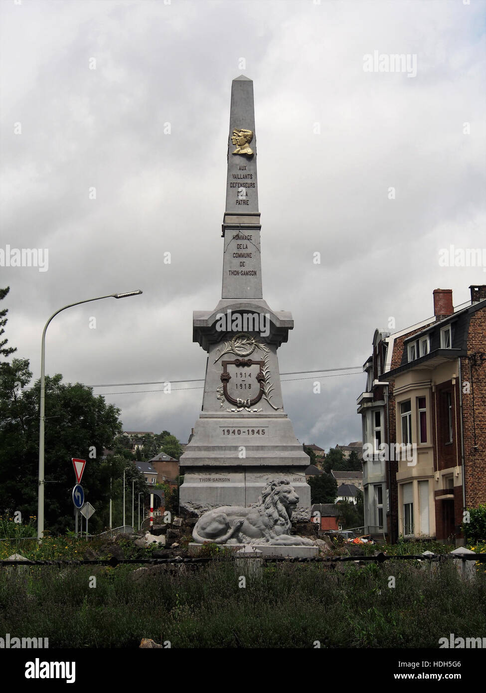Dieses Kunstwerk erinnert an die Tribut der Gemeinde Thon-Samson. Es ist eine öffentliche Anerkennung, oft in Form eines Denkmals oder Kunstwerkes, um bedeutende Personen oder Ereignisse in der Geschichte der Gemeinde zu ehren. Stockfoto