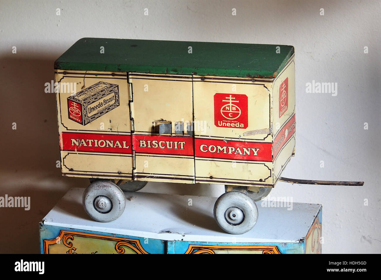 Dies ist eine Vintage-Dose von der Uneeda Biscuit Company, heute Teil der Sammlung des Yvette Dardenne Museums. Die Dose ist ein Stück amerikanischer Werbegeschichte aus dem frühen 20. Jahrhundert und zeigt die Trends des Brandings und der Verpackung der damaligen Zeit. Stockfoto