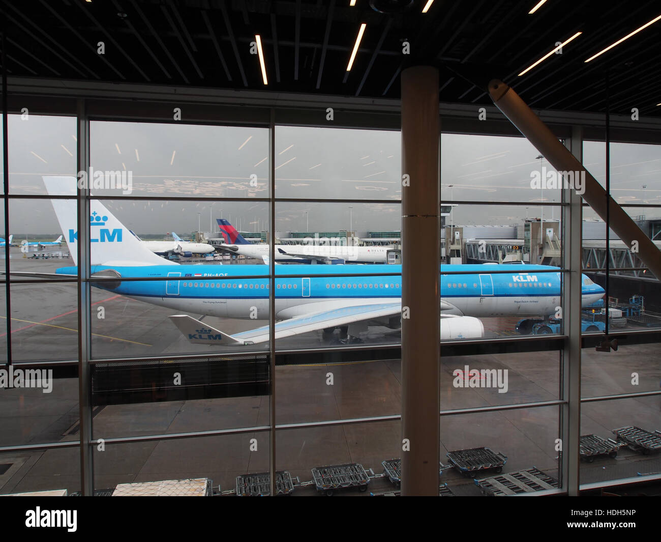 PH-AOE ist eine Boeing 747, die am Flughafen Schiphol abgestellt wird. Dieses Bild zeigt die Größe und das Design des Flugzeugs und hebt seine Luftfahrttechnologie und seine Präsenz auf einem großen internationalen Flughafen hervor. Stockfoto