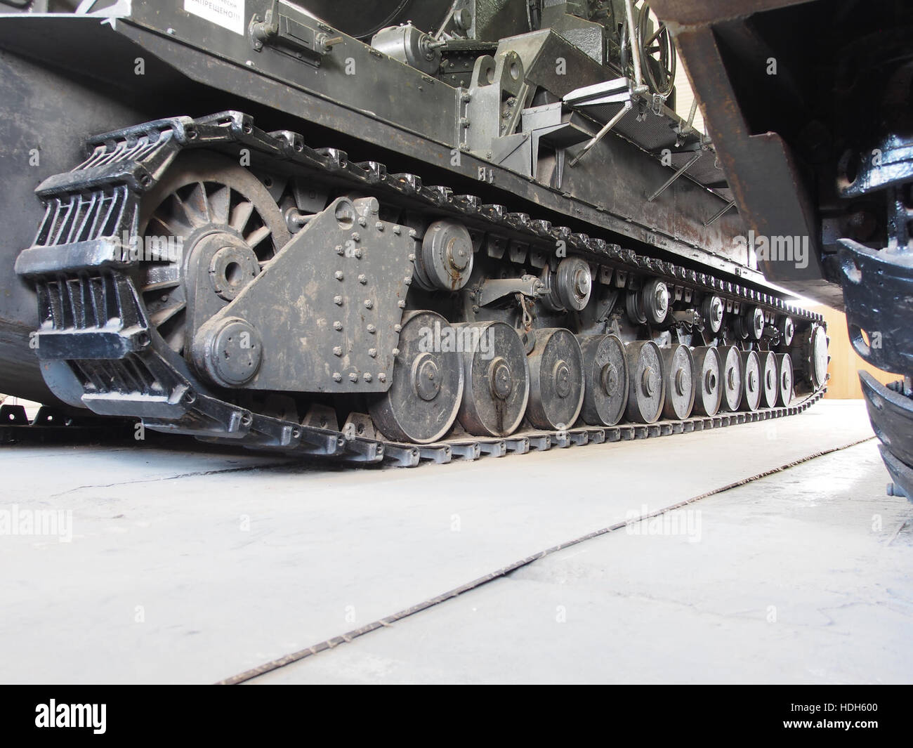 Der Herr Karl „Adam“ ist im Panzermuseum in Kubinka, Russland, ausgestellt. Dieses gepanzerte Fahrzeug ist ein wichtiges Stück Militärgeschichte und zeigt die technologischen Fortschritte der gepanzerten Kriegsführung ab der Mitte des 20. Jahrhunderts. Stockfoto