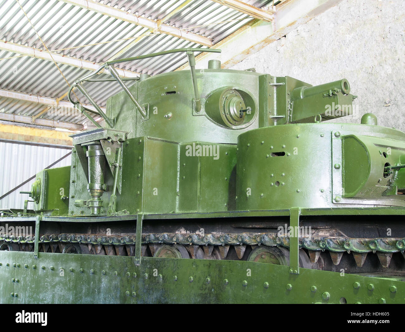 Der Panzer T-35A, der im Kubinka Tank Museum ausgestellt wird, ist ein seltenes Beispiel für sowjetische schwere Panzer. Dieser in den 1930er Jahren entwickelte Panzer mit mehreren Türmen repräsentiert den Versuch der Sowjetunion, ein beeindruckendes gepanzertes Fahrzeug für ihre Streitkräfte zu schaffen. Stockfoto