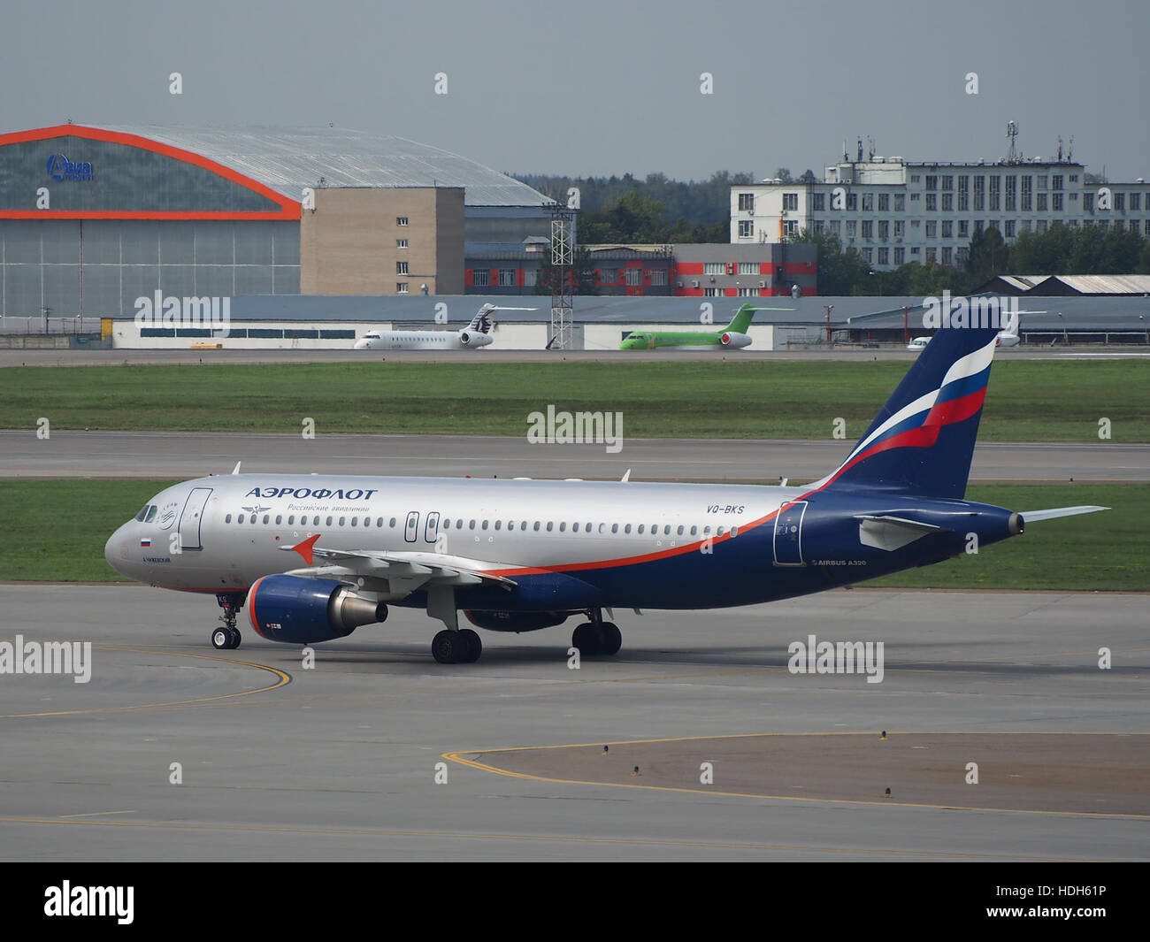 VQ-BKS, ein Flugzeug der Boeing 737-800, am Flughafen Sheremetjewo in Moskau. Das Flugzeug wird auf dem Rollfeld gezeigt, bereitet sich auf den Abflug vor und fängt die geschäftige Atmosphäre eines der großen russischen Flughäfen ein. Stockfoto