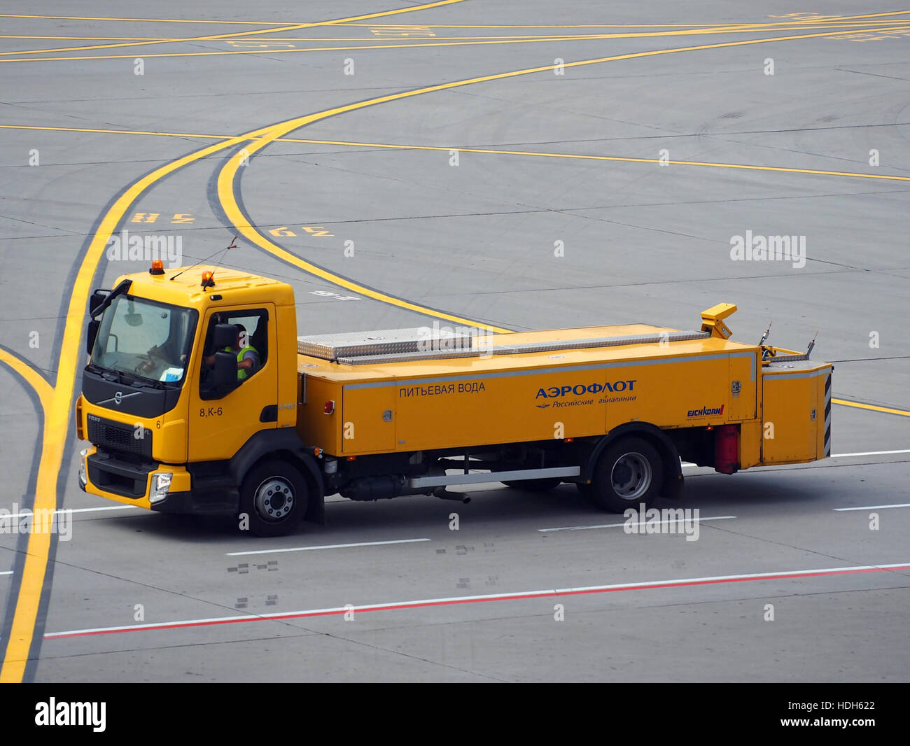 Das Bild zeigt ein Nutzfahrzeug am Flughafen Sheremetyevo International mit Flugzeug VQ-BFE im Hintergrund. Sheremetjewo ist einer der verkehrsreichsten Flughäfen Russlands und ermöglicht sowohl Inlandsflüge als auch internationale Flüge. Stockfoto