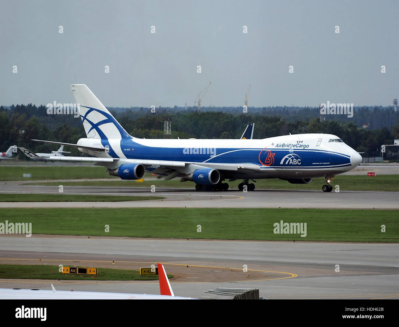 Dieses Bild zeigt das Flugzeug VQ-BUU am internationalen Flughafen Sheremetyevo, einem großen internationalen Flughafen in Moskau. Das Flugzeug wird auf dem Rollfeld gefangen und ist bereit für den Abflug oder die Ankunft am belebten Drehkreuz. Stockfoto