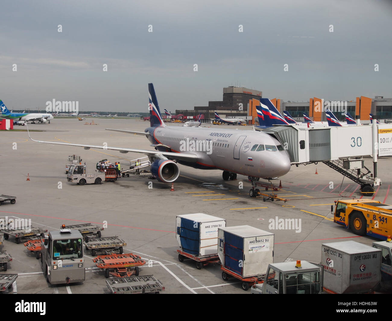 Dieses Foto zeigt das Flugzeug VQ-BST am internationalen Flughafen Sheremetyevo und zeigt sein elegantes Design und die umliegende Flughafeninfrastruktur. Sheremetjewo ist ein wichtiger Drehkreuz in Moskau, Russland. Stockfoto