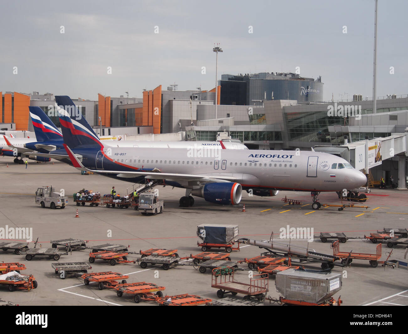 VQ-BST ist ein in Russland registriertes Flugzeug der Boeing 737. Sie ist hier am internationalen Flughafen Sheremetjewo zu sehen, einem der geschäftigsten Flughäfen Moskaus, der als Drehkreuz für nationale und internationale Flüge dient. Stockfoto