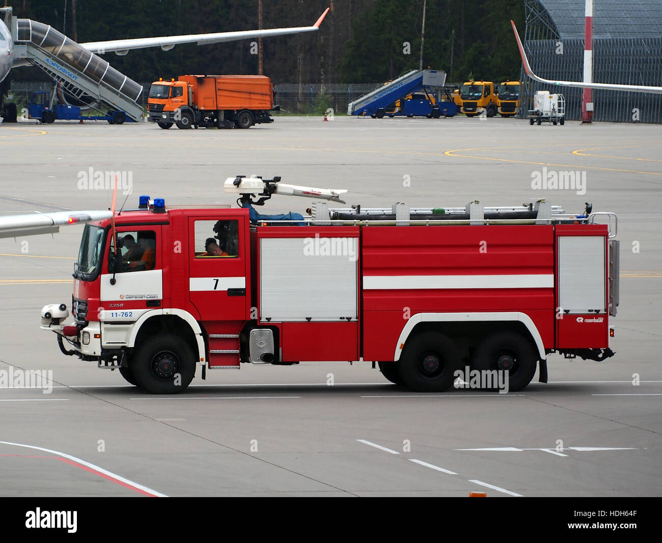 Ein Foto des Mercedes 3358 Crashtender, eines Feuerwehrfahrzeugs, das am internationalen Flughafen Sheremetyevo stationiert ist und für Notfallmaßnahmen an Flughäfen konzipiert ist. Stockfoto