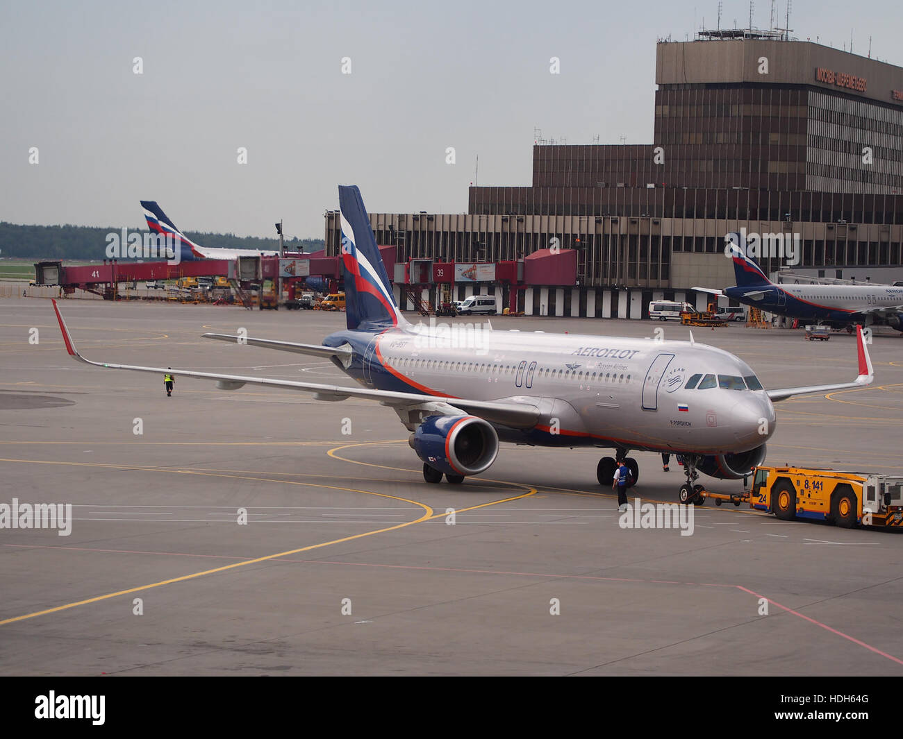 Das Flugzeug mit der Zulassung VQ-BST, ein moderner Passagierjet, ist am Flughafen Sheremetjewo in Moskau abgebildet. Das Flugzeug ist Teil der Flotte, die internationale Flüge von und nach Russland anbietet. Stockfoto