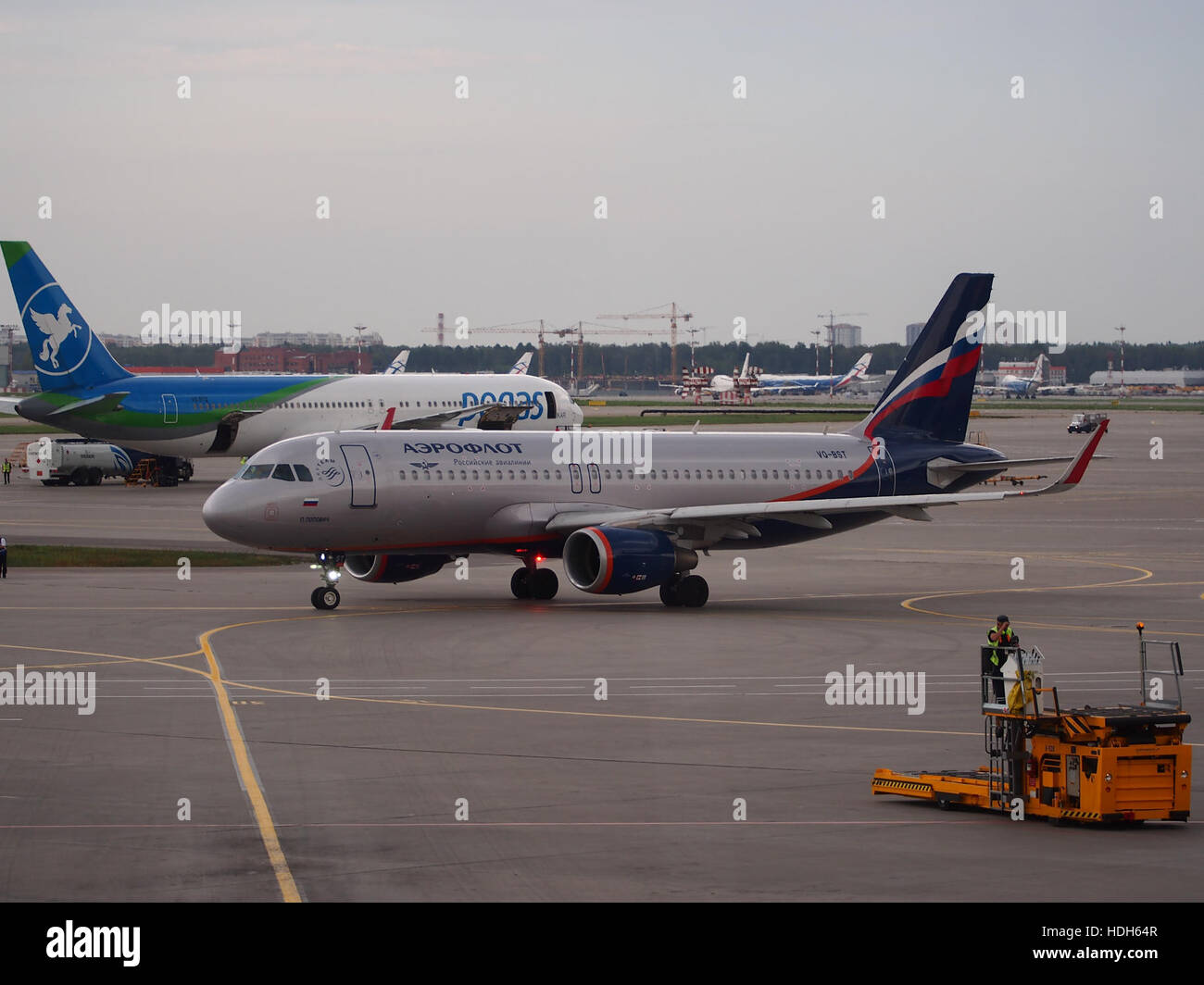 Die Abbildung zeigt das Flugzeug VQ-BST, das am Flughafen Sheremetyevo International geparkt ist. Dieses Foto zeigt die Flugzeuge an einem der verkehrsreichsten internationalen Flughäfen Russlands. Stockfoto