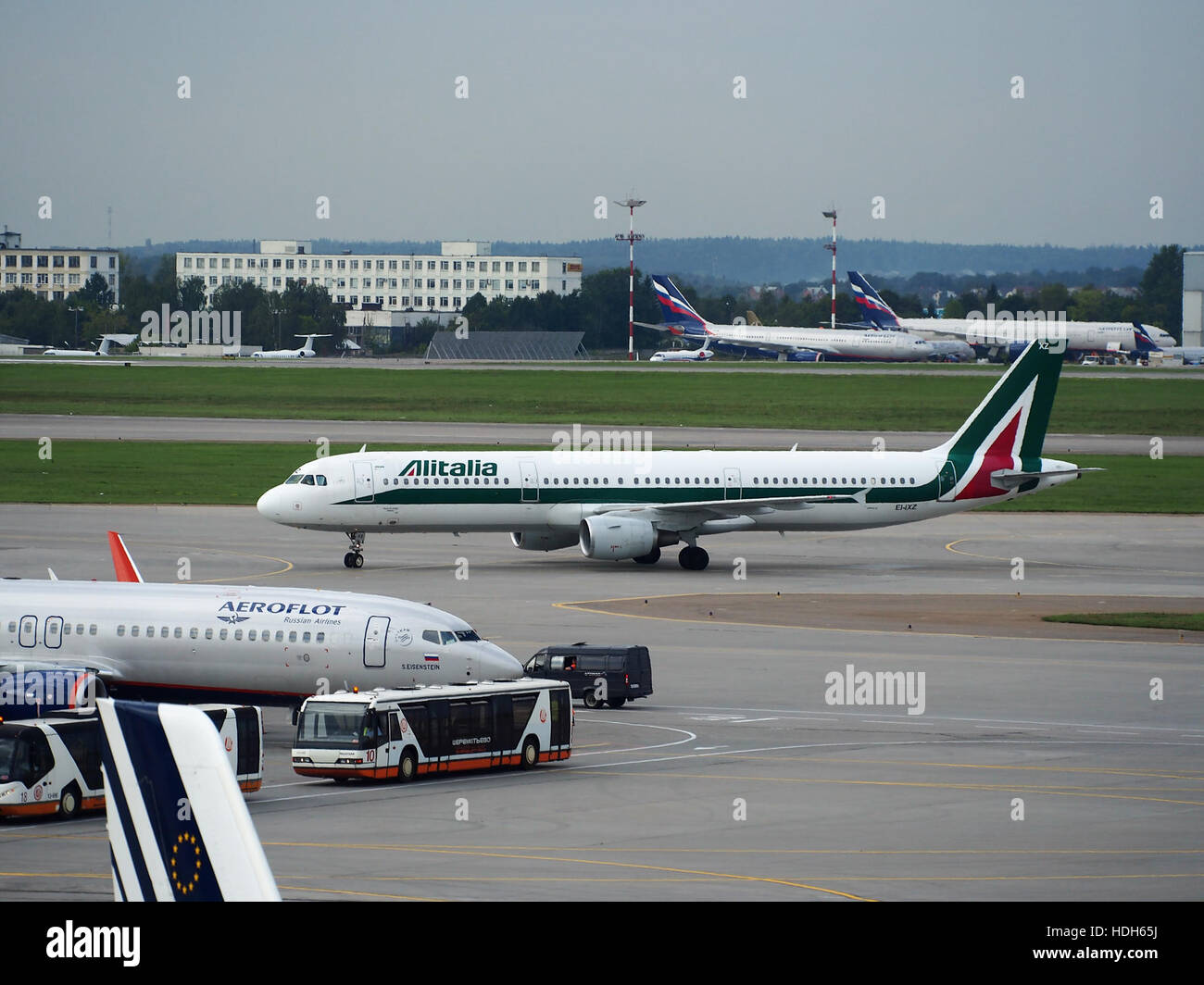EI-IXZ, ein Flugzeug der Boeing 737-800, ist am Flughafen Sheremetjewo in Moskau abgebildet. Dieses Flugzeug gehört zur Aer Lingus-Flotte und wird sowohl für Inlandsflüge als auch für internationale Flüge eingesetzt. Stockfoto
