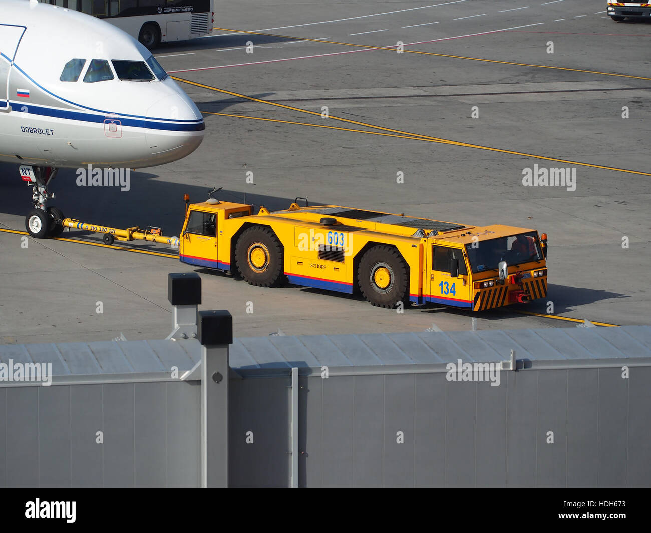 Am Flughafen Sheremetyevo ist ein Pushback-Fahrzeug von Schopf zu sehen, mit dem die Flugzeuge von den Gates zurückgeschoben werden. Stockfoto
