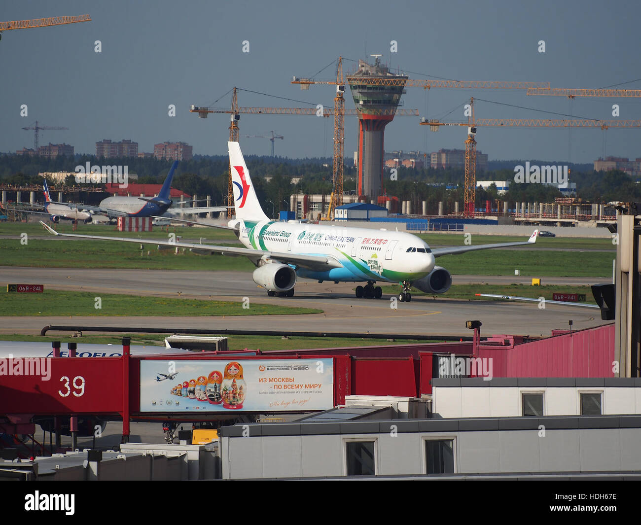 Das Flugzeug B-5902, eine Boeing 737, wird hier am Flughafen Sheremetyevo gesehen. Bekannt für seine breite Karosserie und seine effiziente Flugleistung, ist es Teil einer modernen Flotte von Verkehrsflugzeugen. Stockfoto