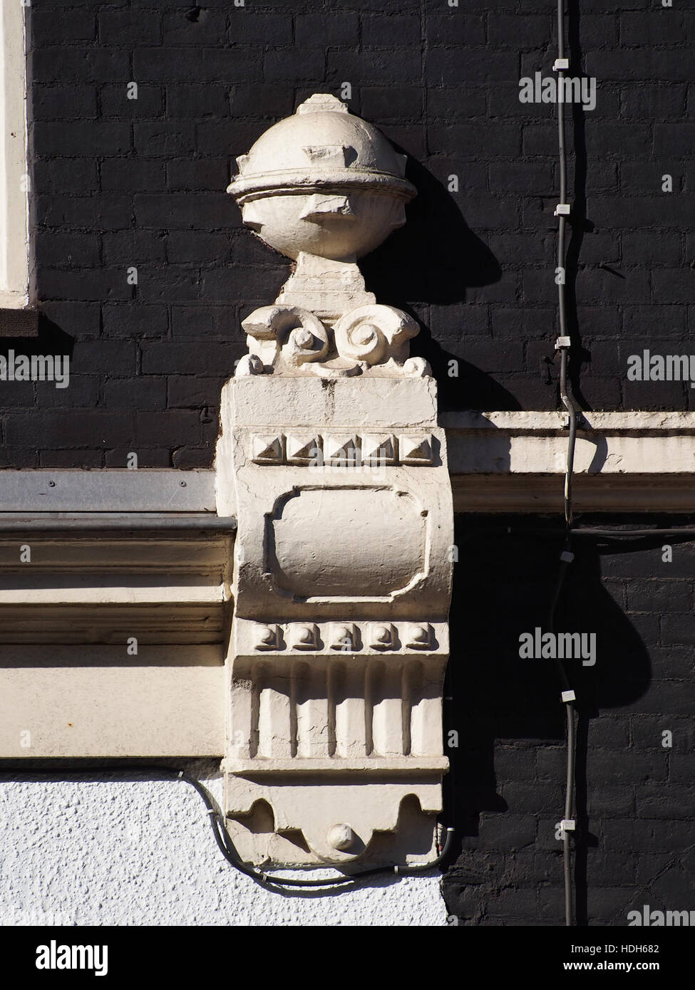 Das Gebäude an der Van Woustraat 62 in Amsterdam ist für seine charakteristischen Ornamente bekannt, die typisch für den architektonischen Stil des frühen 20. Jahrhunderts sind. Diese Eigenschaft trägt zur ästhetischen Anziehungskraft und architektonischen Bedeutung des Gebäudes im städtischen Gefüge der Stadt bei. Stockfoto