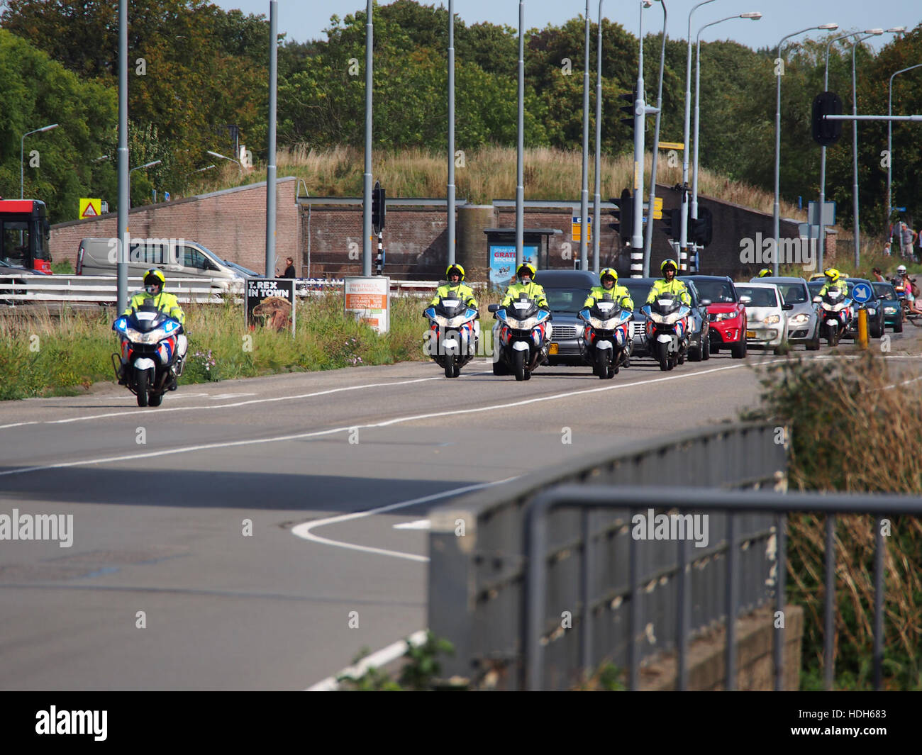 Polizei-Eskorte für ein Begräbnis eines Polizeibeamten, vorbei an Hoofddorp pic2 Stockfoto