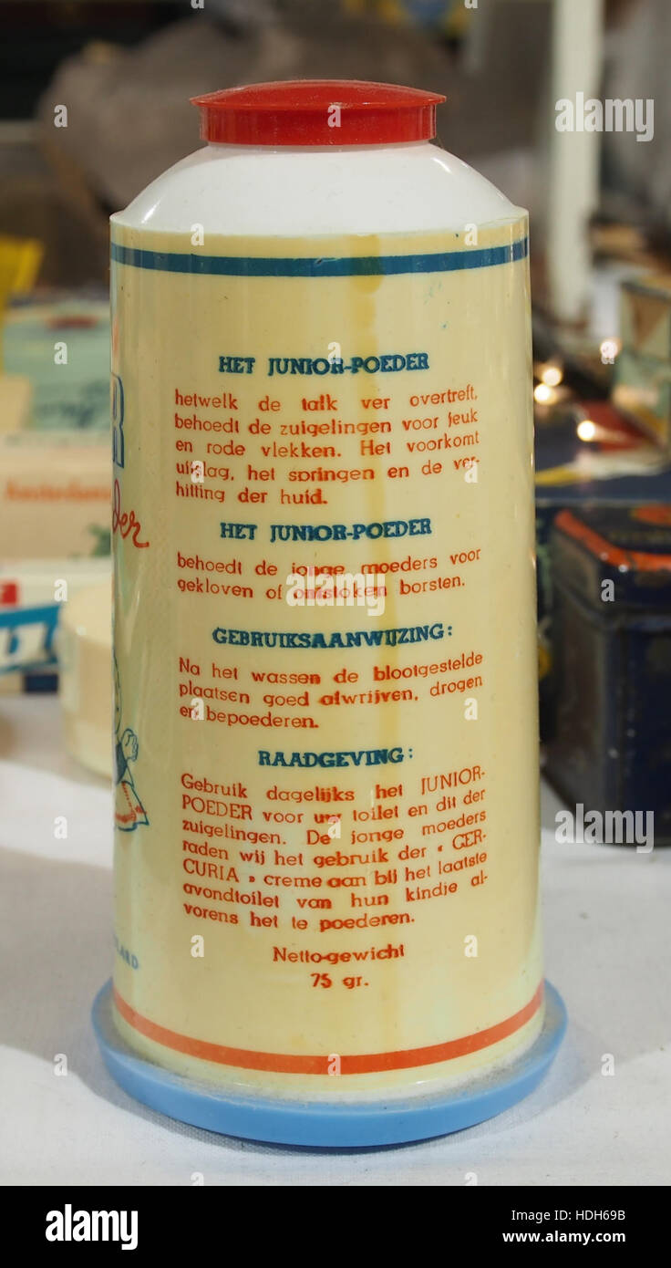 Dieses Bild zeigt einen Vintage-Puderbus Poudre Junior, ein historisches Marketing- und Transportfahrzeug, das in früheren Jahren für die Produktwerbung eingesetzt wurde. Auf dem Foto werden das Design und die Markenmerkmale des Busses hervorgehoben. Stockfoto