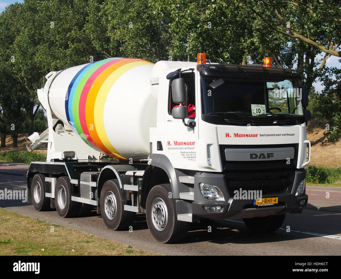 Diese Abbildung zeigt einen großen Transportwagen, der für den Transport von Gütern über große Entfernungen verwendet wird. Das Fahrzeug ist für den Schwerlasttransport ausgelegt und kann erhebliche Lasten über verschiedene Geländegebiete transportieren. Stockfoto