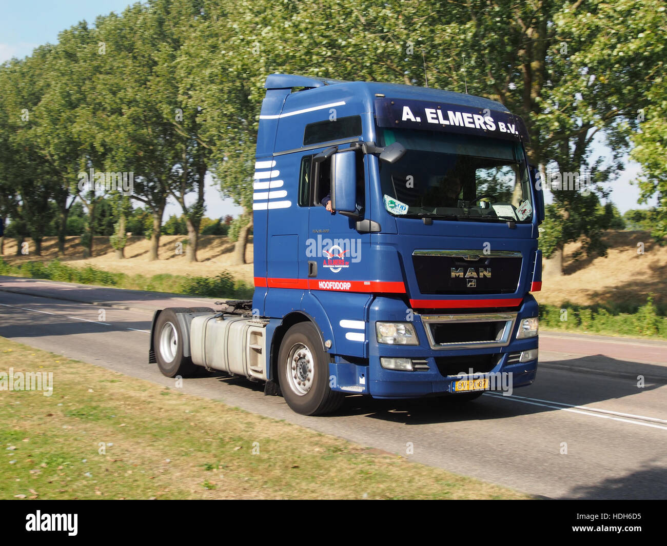 Dieses Bild zeigt einen großen Transportwagen, der für den Transport von Gütern über große Entfernungen ausgelegt ist. Sie unterstreicht die bedeutende Rolle von Nutzfahrzeugen in der modernen Logistik- und Transportbranche. Stockfoto