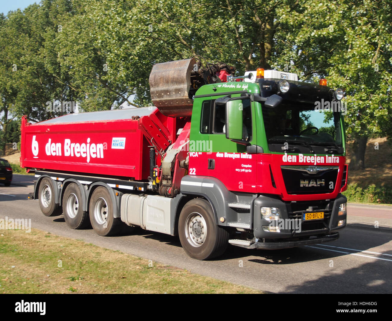 Diese Abbildung zeigt einen großen Transportwagen, der häufig für den Transport von Gütern über große Entfernungen verwendet wird. Der Lkw ist für Schwerlasttransporte konzipiert und unterstreicht die Technik, die große Fahrzeuge in der Logistik- und Frachtindustrie in den Mittelpunkt stellt. Stockfoto