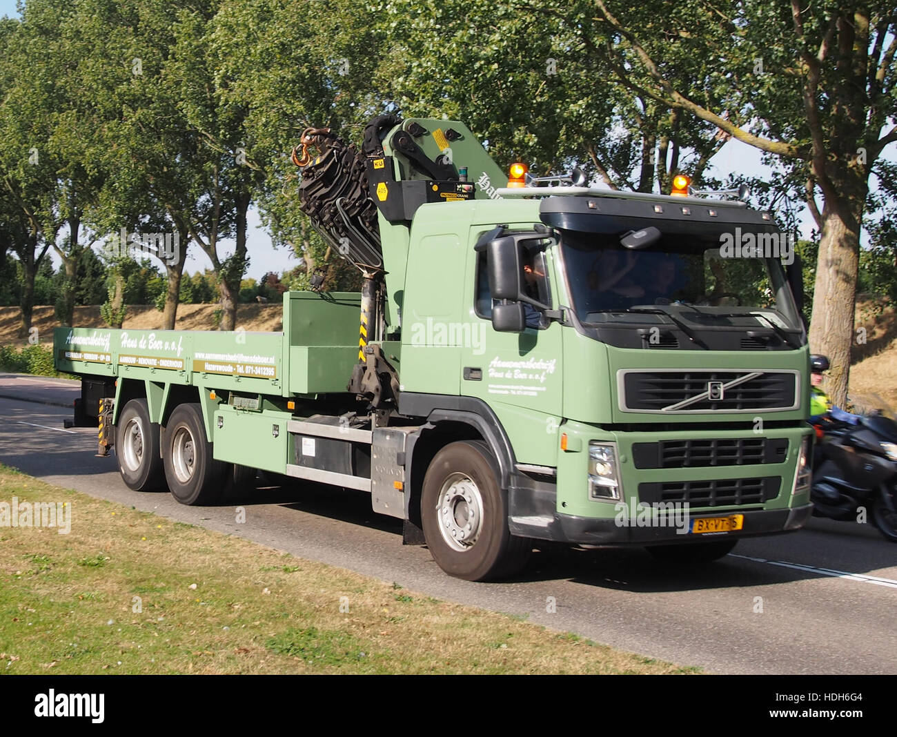 Dieses Bild zeigt einen Volvo-Lkw von Aannemersbedrijf Hans de Boer vof während des Truck Run Events 2016. Bei der Veranstaltung werden verschiedene Lkw vorgestellt und deren Design und Konstruktion in einem Gemeinschaftsambiente hervorgehoben. Stockfoto