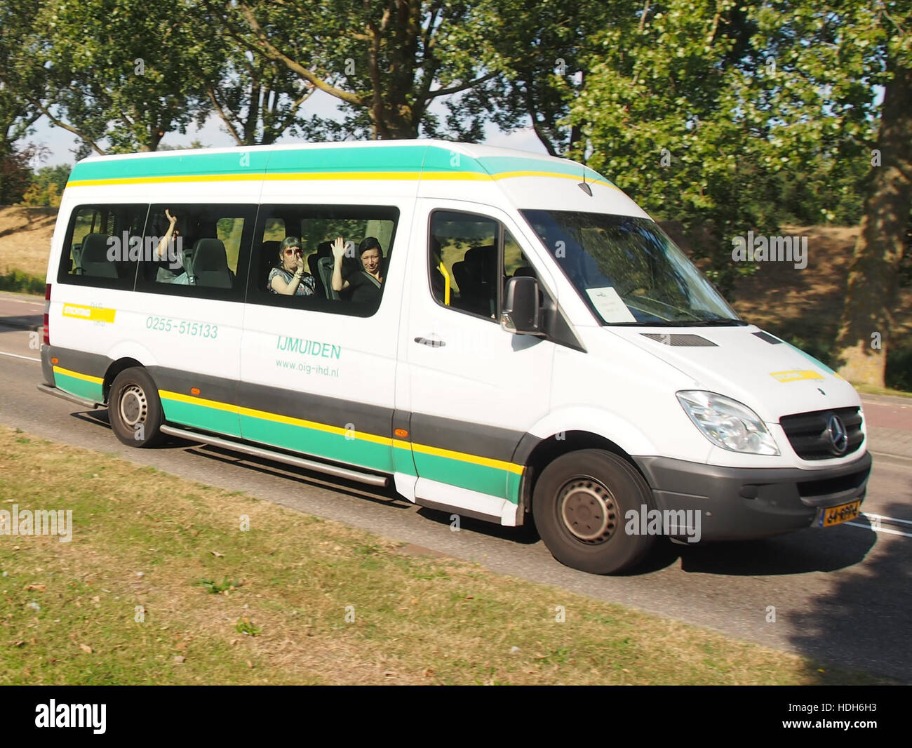 Dieses Bild zeigt einen Mercedes-Transporter, der 2016 an der von Stichting OIG-IHD organisierten Truckrun-Veranstaltung teilnimmt und eine Sammlung klassischer und moderner Fahrzeuge im Rahmen einer gemeinnützigen Veranstaltung für einen guten Zweck präsentiert. Stockfoto