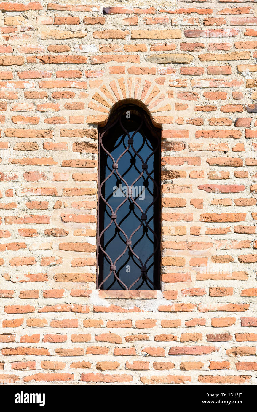 Alte Burg Fenster auf Ziegelmauer Stockfoto