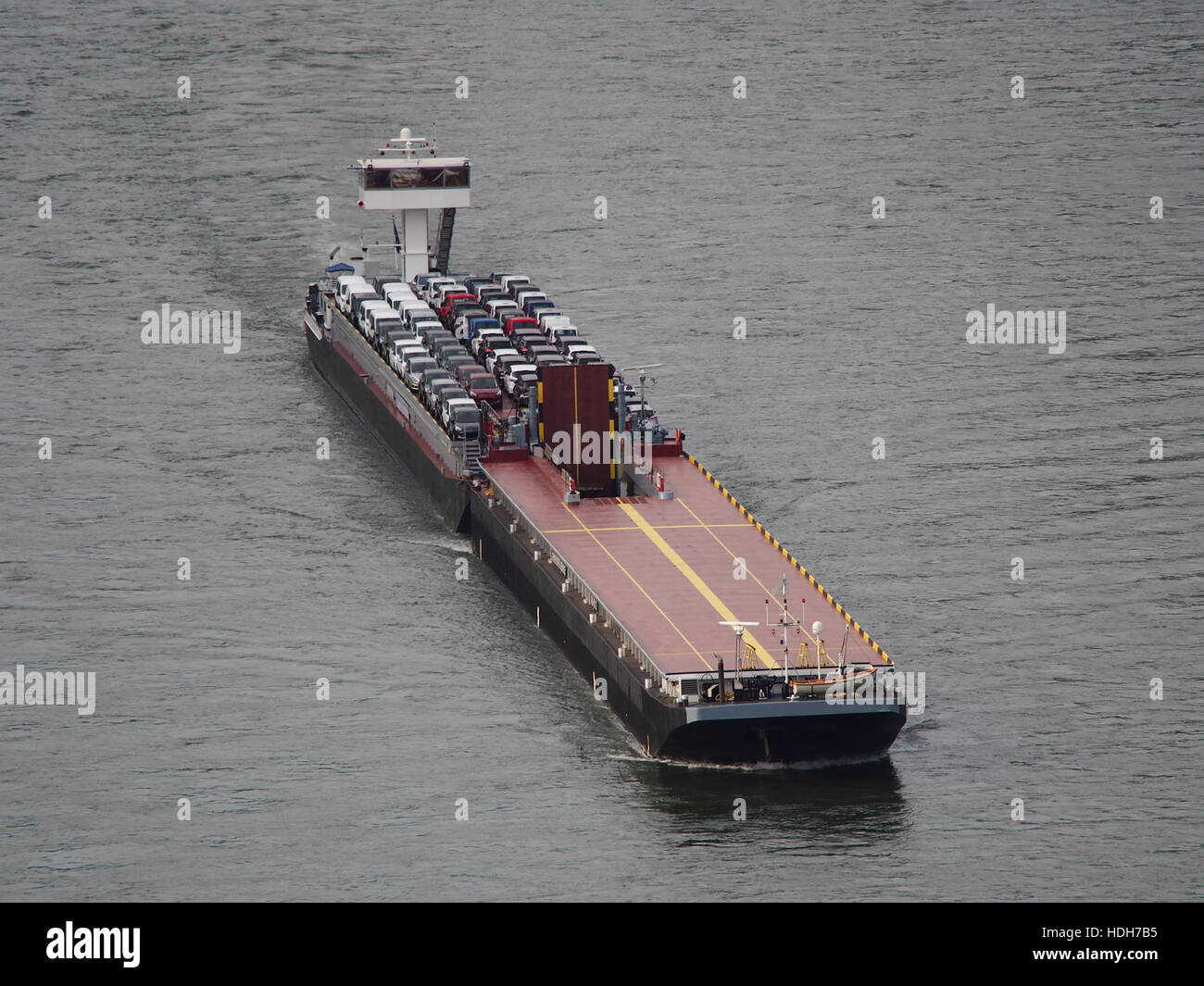 Die „Dynamica“ (1973) und „RO-Ro 2“ (1972) sind zwei Schiffe, die auf dem Rhein bei Sankt Goar fotografiert wurden. Diese Schiffe sind Teil des modernen europäischen Seeverkehrssystems, das vor allem für Fracht- und Roll-on-Roll-off-Operationen eingesetzt wird. Stockfoto