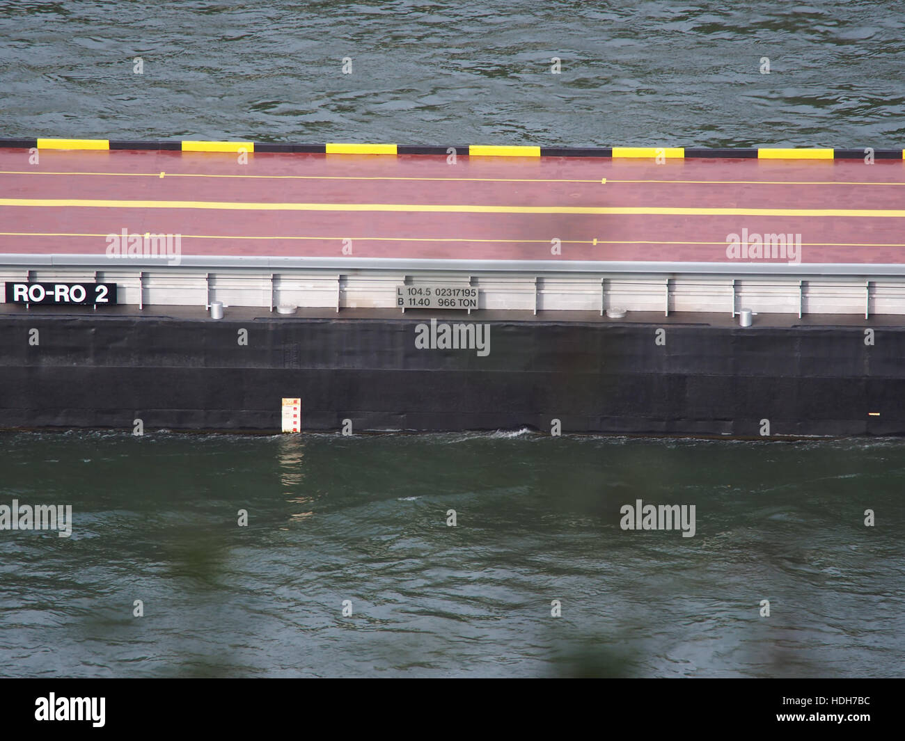 Dieses Bild zeigt die Schiffe 'Dynamica' (1973) und 'RO-Ro 2' (1972) auf dem Rhein bei Sankt Goar. Die Schiffe sind Teil der ENI-Flotte, was die Rolle des Flusses in der europäischen Schifffahrt unterstreicht. Stockfoto