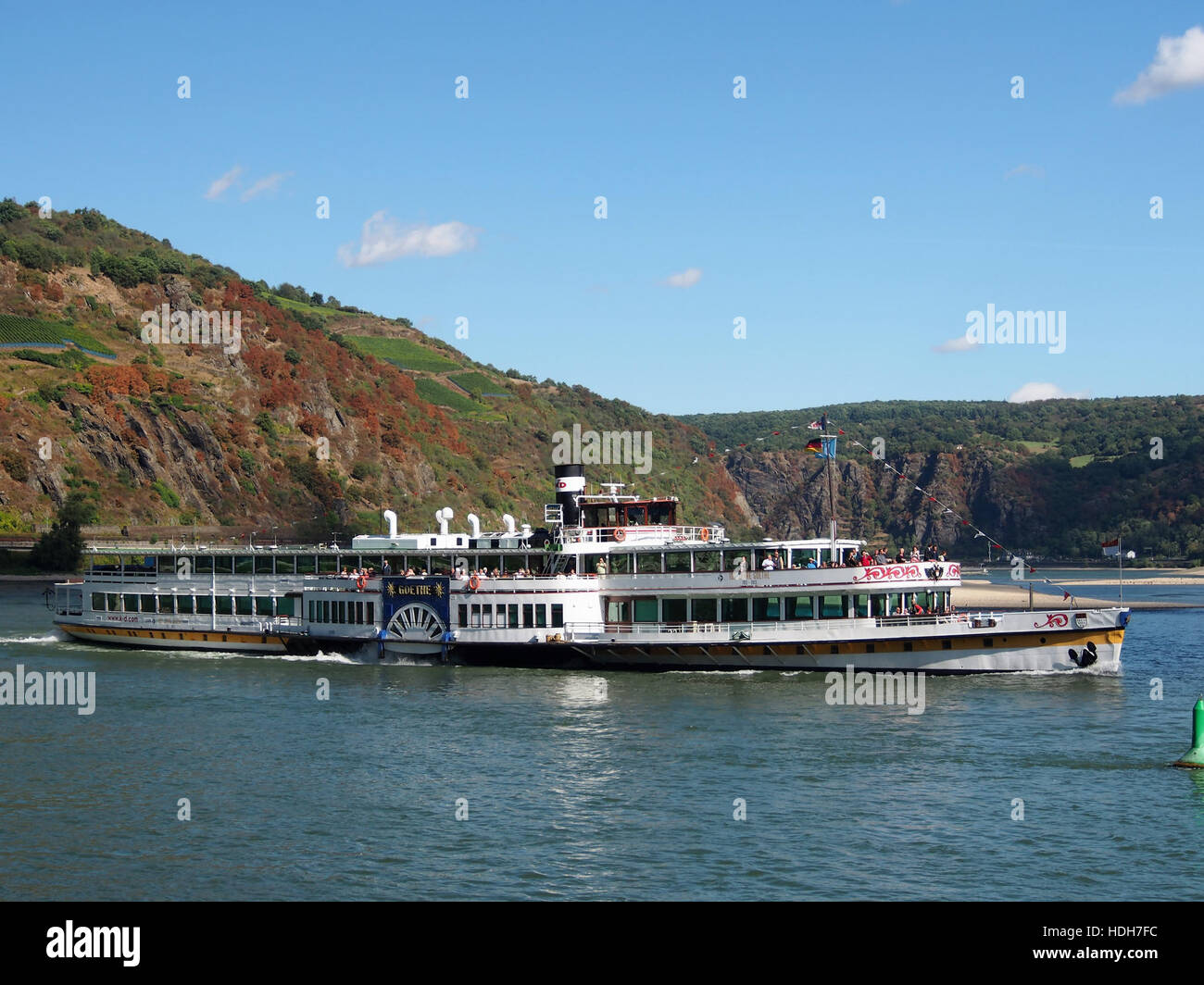 Die Goethe, ein Schiff aus dem Jahr 1913, ist auf dem Rhein bei Oberwesel zu sehen. Das Foto hebt das elegante Design des Schiffes hervor, während es durch die malerischen Gewässer dieses historischen europäischen Flusses navigiert. Stockfoto