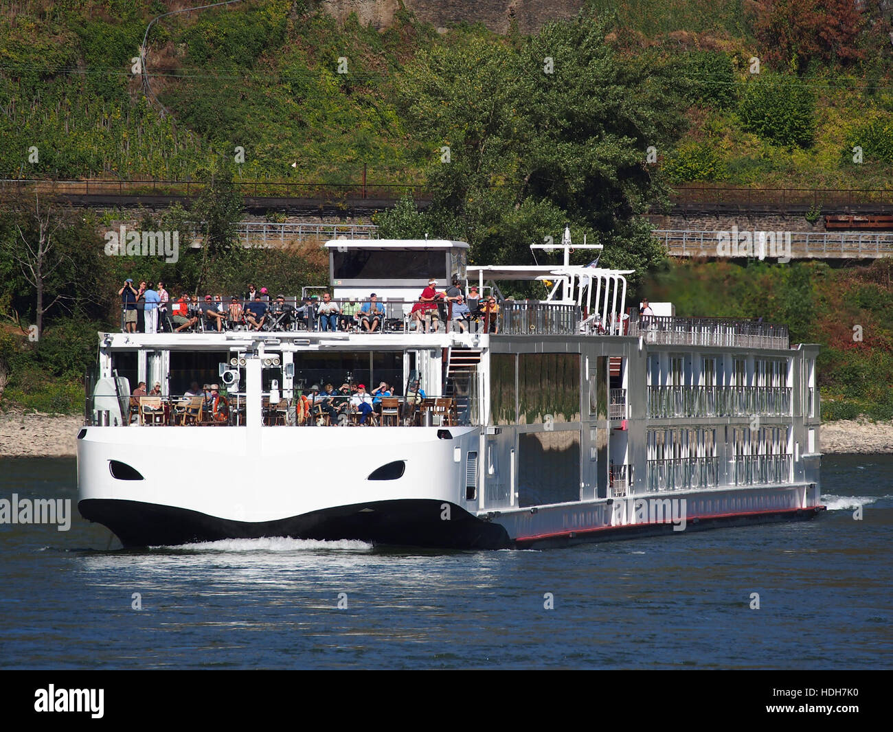 Die Viking Vidar, ein modernes Kreuzfahrtschiff, ist auf dem Rhein bei Oberwesel abgebildet. Dieses 2015 gebaute Schiff ist Teil der Viking River Cruise Flotte und bietet malerische Fahrten auf Europas wichtigsten Wasserstraßen, einschließlich des Rheins, mit Schwerpunkt auf Luxus und Komfort. Stockfoto