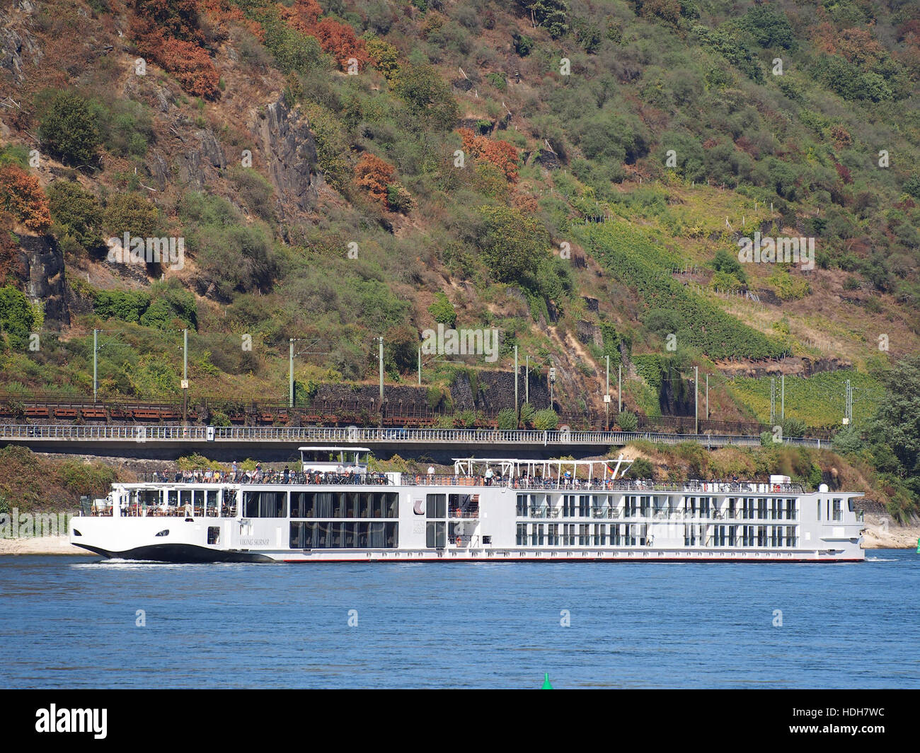 Die Wikinger Skirnir, ein Flusskreuzschiff, fährt am Rhein bei Oberwesel entlang. Das Bild unterstreicht das unverwechselbare Design des Schiffes und seine Lage inmitten der malerischen Landschaft des Rheins. Stockfoto