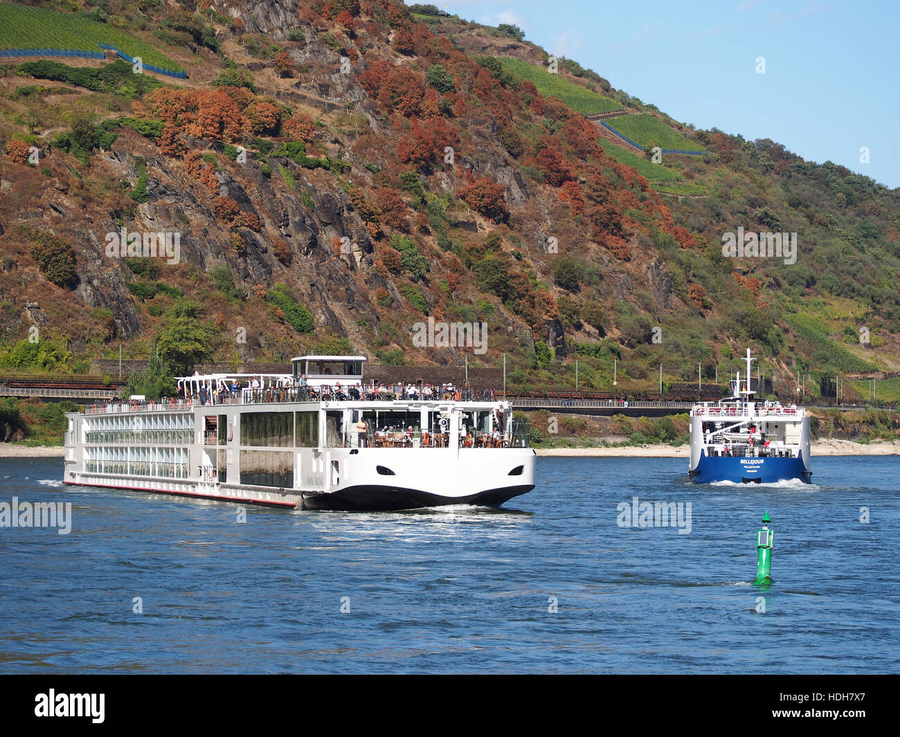 Dieses Bild zeigt die Wikinger Skirnir, ein modernes Flusskreuzfahrtschiff, das den Rhein bei Oberwesel befährt und die ruhige Wasserstraße und die malerische Landschaft entlang seines Verlaufs erfasst. Stockfoto