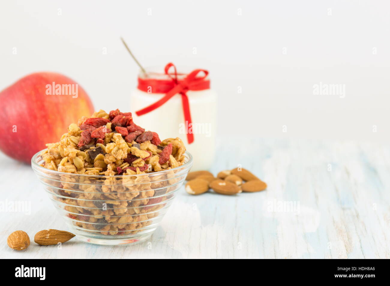 Müsli und Goji Beeren in eine Glasschüssel Stockfoto