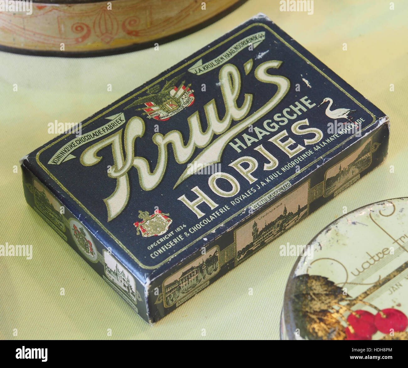 Dieser alte Blechbehälter mit der Aufschrift „Kruls Haagsche Hopjes“ wurde ursprünglich zur Lagerung von Keksen oder Zigaretten verwendet. Der Behälter spiegelt ein klassisches Beispiel für Vintage-Werbung und Verpackungsdesign wider, das Anfang bis Mitte des 20. Jahrhunderts populär war. Sein nostalgisches Design und seine praktische Verwendung machen es zu einem Sammlerstück, das eine Ära der niederländischen Handwerkskunst in Verpackungen repräsentiert. Stockfoto