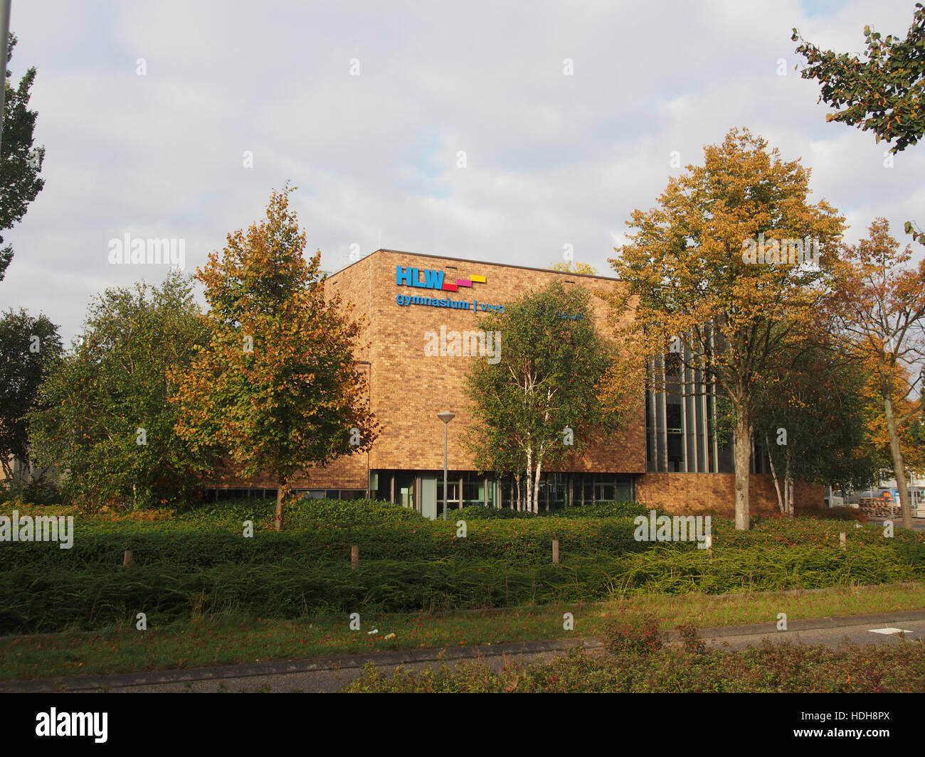 Ein Bild, das auf Johan Huizingalaan verweist, möglicherweise mit einem städtischen oder architektonischen Element verbunden ist, möglicherweise in Bezug auf die nach ihm benannte historische Figur oder den Ort. Stockfoto