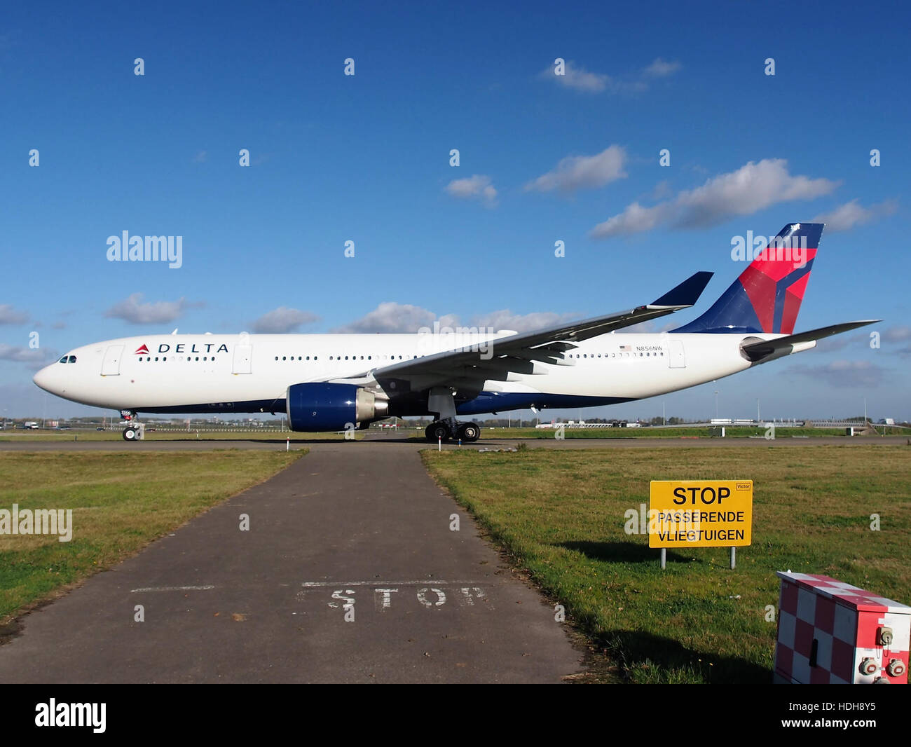N856NW, ein Flugzeug der Northwest Airlines, Taxis am Flughafen Schiphol in Richtung Start- und Landebahn 36L. Das Bild zeigt einen Moment der routinemäßigen Luftfahrt auf einem großen internationalen Flughafen. Stockfoto