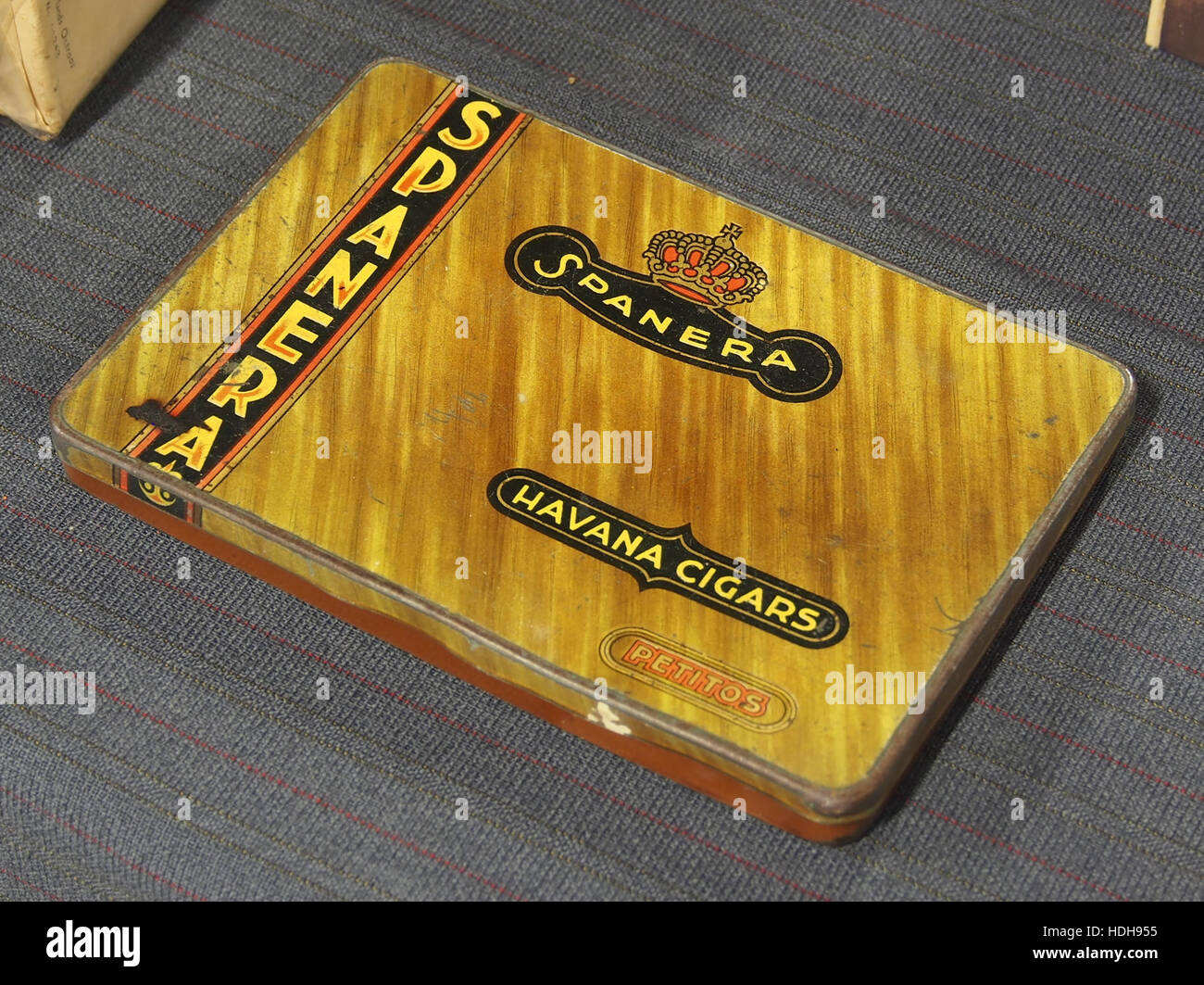 Die Spanera-Zigarenblik ist eine Vintage-Zigarrenkiste, die von Sammlern oft geschätzt wird. Es verfügt über ein kompliziertes Design und Branding im Zusammenhang mit der Marke Spanera und zeigt handwerkliches Können aus dem 19. Jahrhundert in Tabakverpackungen. Stockfoto