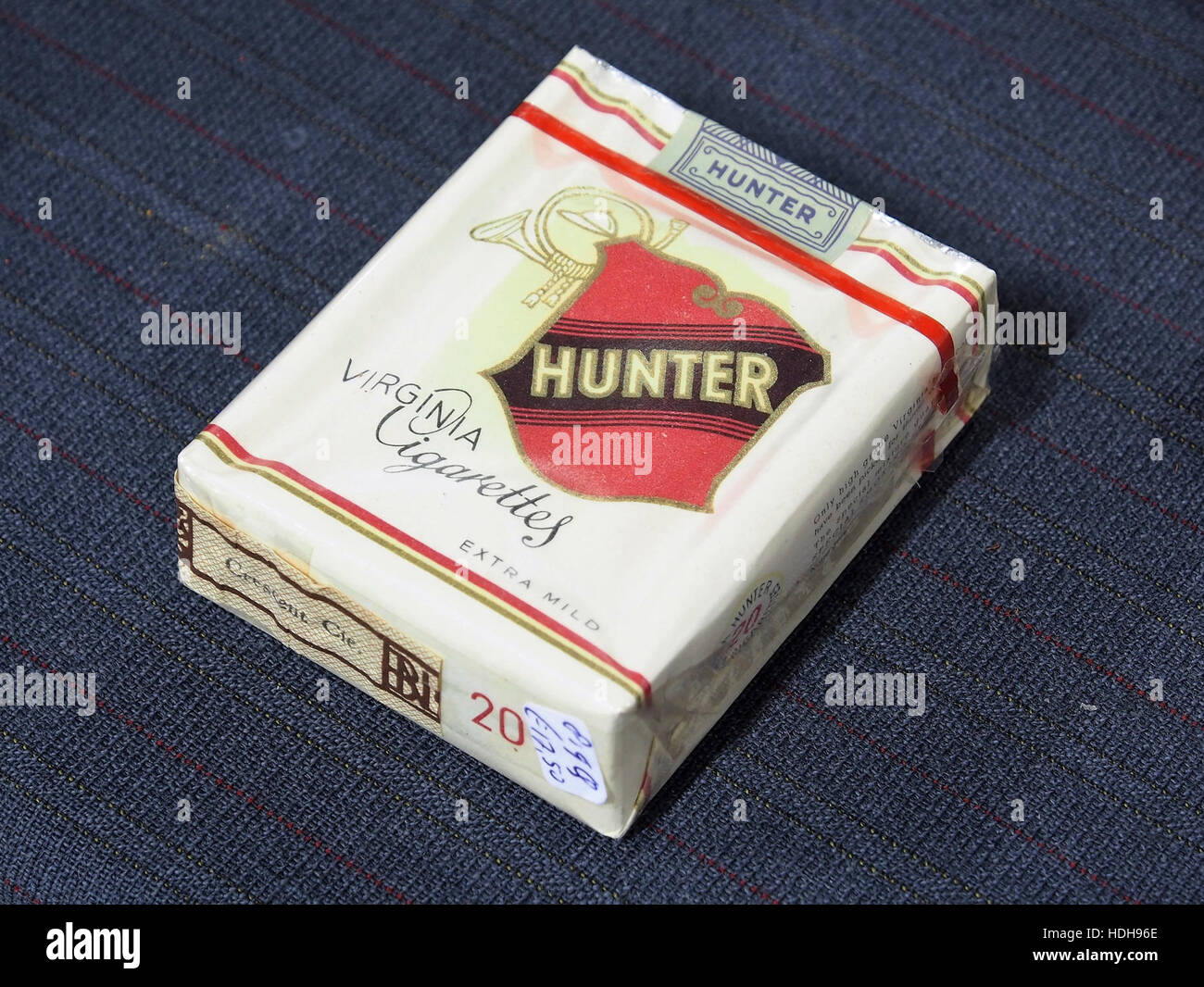 Eine alte Blechdose, in der Hunter Zigaretten und Kekse aufbewahrt werden. Diese Vintage-Dose spiegelt das Design und das Branding der Zeit wider und bietet einen Einblick in die Vergangenheit und den Verpackungsstil der Zigarettenmarken früherer Jahrzehnte. Stockfoto