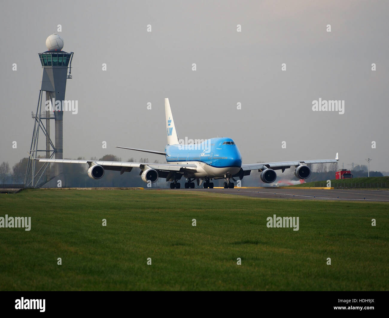 PH-BFW, ein Verkehrsflugzeug, wird nach der Landung auf der Piste 18R. Das Flugzeug ist Teil einer Flotte, die regelmäßige kommerzielle Flüge abwickelt, wobei das Bild den reibungslosen Betrieb der Flughafenbodendienste unterstreicht. Stockfoto