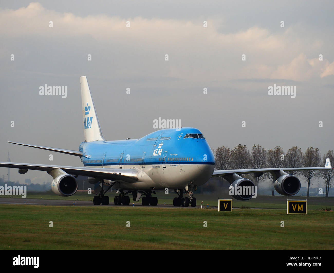 PH-BFU, ein Verkehrsflugzeug, wird nach der Landung auf der Landebahn 18R gesehen und zeigt die Landefolge des Flugzeugs auf einem großen internationalen Flughafen. Stockfoto